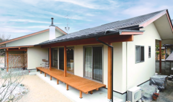 リビングを真ん中に二世帯住宅平屋 写真