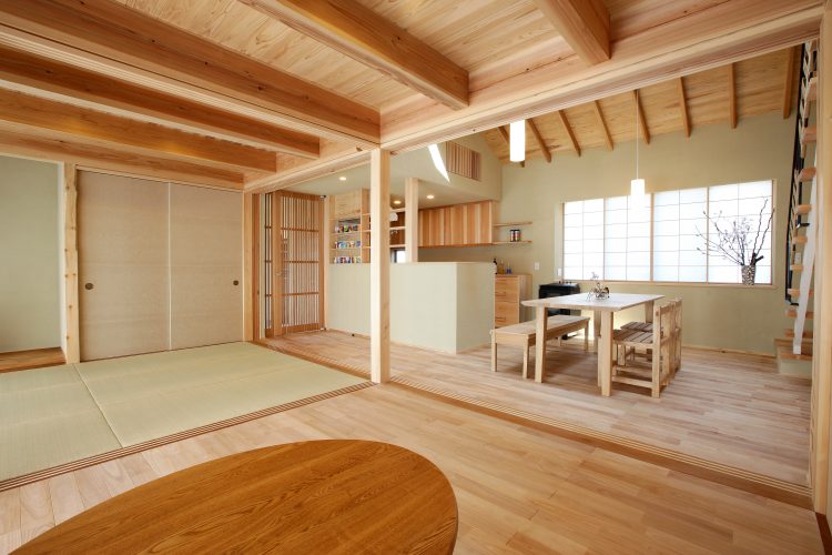 “木のぬくもり×断熱設計”でつくる、心地よい秋の住まい。